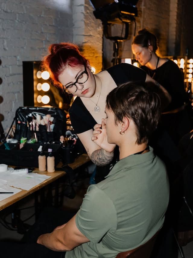 Make-up Artist Emilia Peppel bei der Arbeit backstage in Berlin
