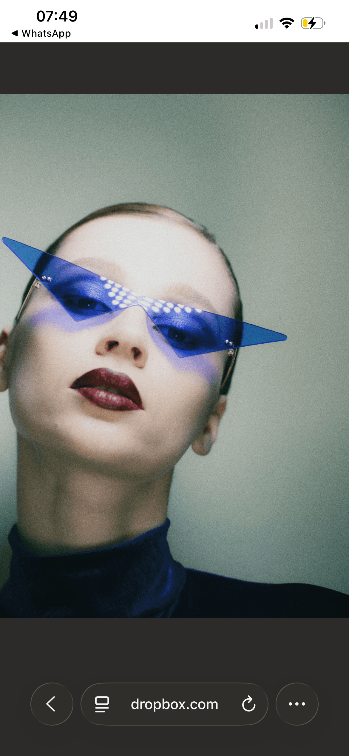 Fashion Editorial mit grafischem Augen-Make-up von Emilia Peppel